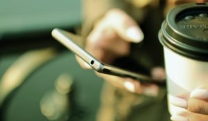 używanie telefonu na przerwie